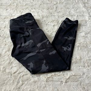 Athleta Women's Size Small Black Camo Contender Leggings